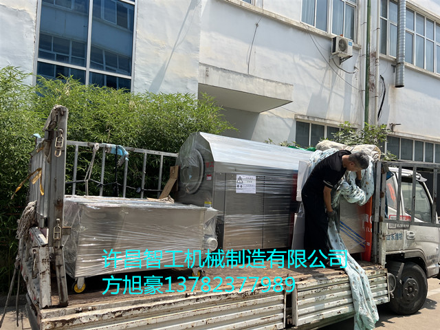 6月13日，河北客戶訂購的300斤炒黃豆機器裝車發(fā)貨